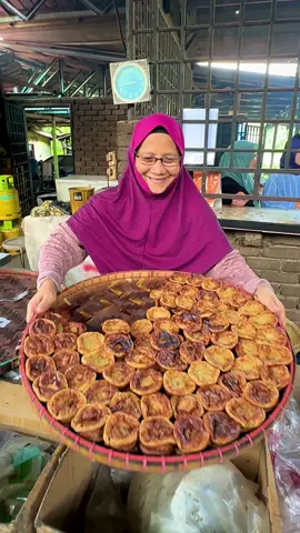 #jeli Setiap tahun mari sini rasa akok ori Akok Belahat di Jeli, meme ramai kenal sebab saiz dan rasa dia takda orang boleh tiru Akok ni dah 30 tahun berniaga, loni kekal guna arang deh Akok Belahat , Jeli 8pg-6.30 ptng setiap hari #streetfood #longervideo #akokviral 