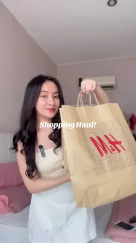 tunggu ak menghamburkan uang lg yh, love u @H&M #haul #shoppinghaul #outfitideas #unboxinghaul #tryonwithme 