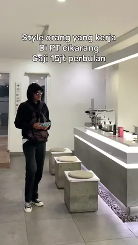 Tag temanmu yang menjadi barista atau mungkin itu adalah kamu sendiri😃🫵🏻 #letravail #coffeeshopjogja #baristaproblems #baristadaily #outfit #comedytiktok 