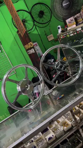 Velg VND AK55 R17 Silver Chrome Vario 125/150 #vndracing #vnd #velgvndjogja #velgvnd #jogja24jam #jogjaistimewa #jogjakarta #variojogja #honda #vario #varioproper #varionisty #vario150 