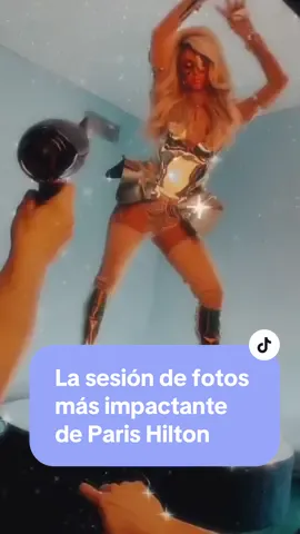 ¡Paris Hilton rompe todas las barreras de la moda con su sesión de fotos más impactante! Desde looks extravagantes hasta metalizados deslumbrantes, su pelo con megavolumen, brillos que deslumbran y un corsé azul metalizado que roba todas las miradas. Con zapatos maxiplataformas, vestido de flecos y un estilo galáctico que nos transporta a otra dimensión.  ¡La reina de la moda nos deja sin aliento una vez más!  #ParisHilton #Estilo #Extravagante #GalacticGlam #Moda 