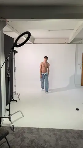 Our new face model @oli in the studio working on some new portfolio updates 🏴󠁧󠁢󠁳󠁣󠁴󠁿🙌🏼📸 #SavalasModels #OliRobertson #model #malemodel #newface #studio #modellingag #fypage 