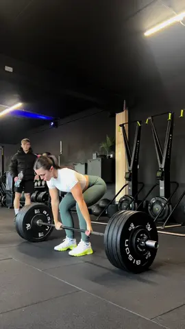 Last week I couldn’t get up half the weight I should had been lifting for even 2 reps. It was that week, and had to adjust the programming to suit me… However we are back on track this week📈 With my number one by my side x
