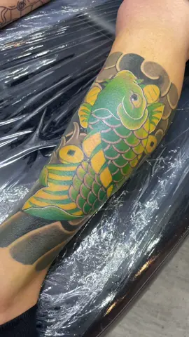 今日鯉魚 #日式傳統刺青 #鯉魚刺青 #武士不倒翁 #小腿刺青 #櫻花刺青 #熱門推薦 #tiktok #流量 #tiktoktawian #tattoo #墨閣刺青 #墨閣刺青et 