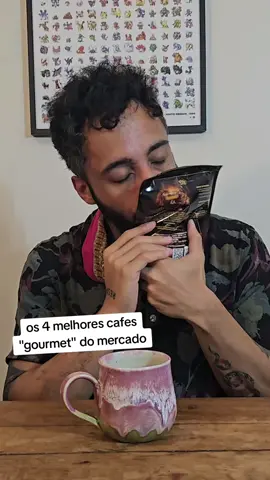Cafe gourmet, premium, especial É tudo bem confuso né? Por isso a gente fez esse teste cego com 12 marcas para chegar no nosso top4 ! 1. Lor Equilibrado torra clássica  2. Octavio Clássico torra média  3. Melitta Regiões Brasileiras Mogiana 4. Orfeu Clássico torra média  5. Nescafé Origens Chapada Diamantina 6. 3 Corações gourmet Sul de Minas 7. Delta cafés Origens Timor 8.  Fazenda Floresta Arara 9. Floresta Gourmet Origem Mogiana 10. Korin Orgânico  11. Baggio Espresso Cerrado Mineiro 12. Starbucks single origin Colômbia
