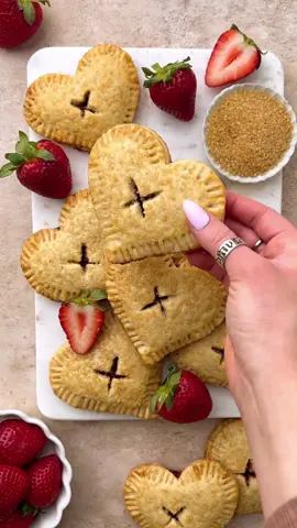 STRAWBERRY HAND PIES 🍓🫶🏻❤️ Heart shaped buttery crusts filled with homemade strawberry jam & sprinkled with sugar ❤️ #minipies #handpies #strawberrypie #strawberry 