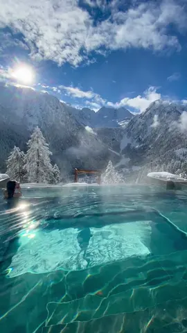 Amazing pool in the snow ❄️