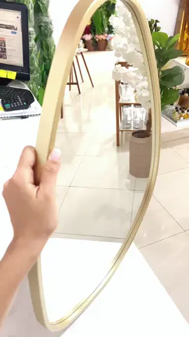 🤭 A dica de hoje é esse espelho de formato orgânico com a moldura dourada!! Além de lindo ele ainda é super leve e pode ser colocado em sua parede com a fita dupla face! Já manda essa DICA para aquele seu amigo que precisa saber dela!! 😍🎯 Valor de R$ 159,90 #espelho #formato #organico #anapolis #decoração #interiores #banheiro #salaodebeleza #dica #ideias #duplaface 