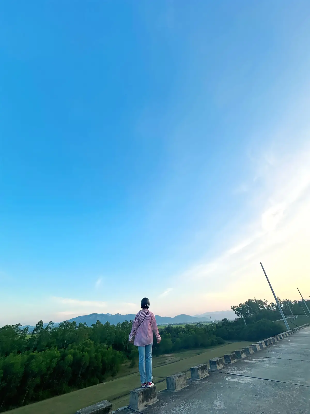 Một vài tháng trước bạn ko thể biết được ngày hôm nay , bạn ko biết làm thế nào mà bạn có thể đi được tới thời điểm này . Nhưng bạn đã làm được điều đó . Vì vậy xin hãy nhớ rằng , cho dù có những ngày bạn cảm thấy khó khăn đến đâu , hãy cố gắng tiếp tục . Những ngày tồi tệ rồi sẽ kết thúc và cuối cùng bạn hiểu rằng mọi thứ xảy ra đều có nguyên do !  #khéplại