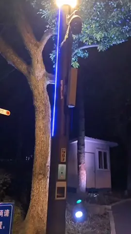 Charge the mobile phone on the street lamp. In Yuyao, Ningbo, Zhejiang.  #wirelesscharger #wirelesscharging #charger #fypシ #machine #tiktok #viral #trending #recommendation 