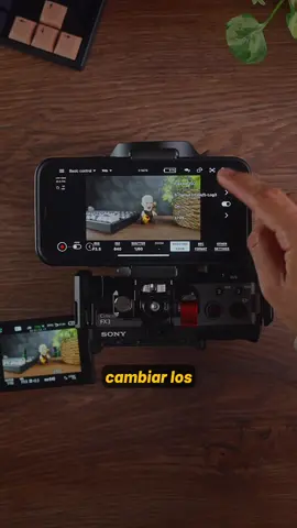 “Monitor & Control” es la app gratuita de Sony que no muchos conocen para que puedas usar y controlar la cámara de forma inalámbrica o por cable.  Por ahora solo está disponible para la línea de Cine, FX3, FX30, FX6, Burano y hasta la a9 III por alguna razón (esperando que llegue para la a7S III también) Claro, si no tienes una cámara en esta lista podrás usar el nuevo “Creators’ App” pero lo que muestro en este video hace que el Monitor & Control sea superior, aunque claro, es para un uso más profesional. Yo uso mucho estas aplicaciones y la latencia es baja, aunque puedes conectarlo por cable si no quieres latencia y si tienes un iPad grande podrás tener una mejor visualización de todo. La uso mucho para mantener el control a distancia así que me gusta en modo wireless. IMPORTANTE: para usar esta app debes tener la última actualización del firmware de la cámara, por ejemplo, la FX3 necesita el 3.0 o 4.0, busca en Google “modelo de tu cámara + ‘update firmware’” y te aparecerá el más reciente de tu cámara y los pasos a seguir para instalarlo. ¿Sabías que existía?@Sony Alpha #sonyfx3 #sonya9iii #sonyfx30 #sonyfx6 #SonyBurano