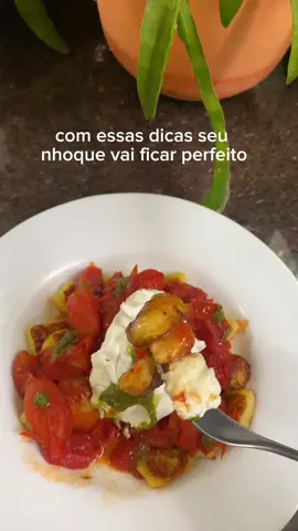NHOQUE PERFEITO 💛 Essa receita é pra vc não errar mais na massa de nhoque. O ideal é que a gente tenha o mínimo de farinha possível, para que ele fique gostoso. Então segue as dicas 🫶🏽 1 kg de batata asterix (ela é mais sequinha)  Farinha de trigo 1 gema (no vídeo falei 1 ovo, mas é só a gema 🙃)  1 colher de café de sal  Depois de cozida a batata perde água e daí perde peso. A minha ficou com 700g. 15% desse peso será o de farinha, no meu caso 105g que é aproximadamente 1 xícara de farinha. Para cozinhar coloca ele numa água fervendo. Assim que ele boiar pode tirar. Eu optei por selar o meu na manteiga com azeite depois que tirei da água, mas fica a seu critério. O molho de tomate Confit e o pesto eu tenho receita aqui, mas se não achar, me envia o direct que eu te mando 💛 ✅ Já salva pra não perder  #nhoque #nhoquedebatata #nhoquerecheado #massa #pasta #pastafresca #receitas #receitasaudavel #receitascaseiras #recetas #cooking #comidaitaliana🇮🇹 #janta #jantardehoje #almoco