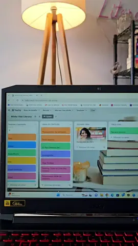 Pega aí a dica pra já começar o mês com tudo organizadinho! Postei nos stories assim que voltei de férias que comecei a usar o Trello pra organizar minha produção de conteúdo, e vocês pediram vídeo mostrando mais detalhes! Uso a versão gratuita do site mesmo, e tem também o app pra celular. Tem vários templates pré prontos pra você personalizar como preferir, mas você também pode criar o seu do zero. Salva o vídeo pra não perder a dica e compartilha com quem vai gostar ❤️ #dica #organized #organização #trello #trelloapp 
