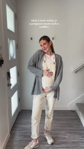 There is a 100% chance I will be wearing overalls throughout my whole pregnancy 🤍 #pregnancyootd #pregnantoutfits #maternityoutfits #maternitystyle #soontobemom #dressthebump #secondtrimester #overallsoutfits #pregnantstyle 