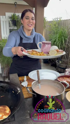 Un rico atole de guayaba para acompañar un desayuno!🪵🔥☕️🥞🍳❤️😋 (video completo de la receta en mi canal de YouTube “Cocinando Con Raquel”) #parati #fyp 