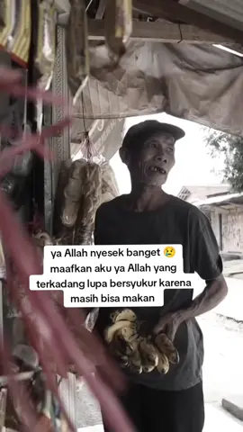 #udahkah kita bersyukur sampai hari ini akan nikmat Allah?? jika belum maka bersyukurlah karena di luar masih banyak orang yang kurang beruntung dari pada kita 😢#semangatmotivasi 