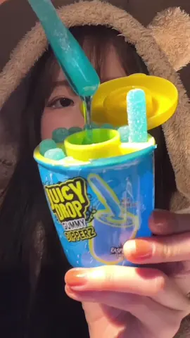 미국에서 건너온 바주카캔디로 사우어 신맛 챌린지🤪⚡⚡ 신맛 좋아하는 사람들 주목❗❗ ⠀ 1~4단계까지 도전 가능한 사람??! 이제 이 보기도 전에 침나옴..ㅋㅋㅋㅋㅋㅋㅋ #바주카캔디 #바주카 #사우어챌린지 #쥬시드롭블라스트 #빅보틀팝 #쥬시드롭팝 #쥬시드롭구미디퍼즈 #틱톡젤리 #틱톡간식