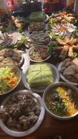 #xuhuong #tết2024 Mâm cơm tất niên là một truyền thống không thể thiếu trong văn hóa Tết Việt Nam, thường được chuẩn bị công phu và thịnh soạn bất kỳ bữa cơm nào khác trong năm. Đây không chỉ là dịp để mỗi gia đình cùng nhau tổng kết một năm đã qua, chia sẻ những thành tựu và rút kinh nghiệm từ những điều chưa làm được, mà còn là lúc để gác lại mọi lo toan, hướng tới một năm mới tràn đầy hy vọng và hạnh phúc.#xuhuong #tết2024 