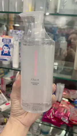 Nước tẩy trang cleansing water chứa phân tử nước siêu vi RO – hiện nay là công nghệ lọc nước  tạo ra phân tử nước nhỏ hơn 500.000 lần so với sợi tóc con người, có thể len sâu và làm sạch kể cả những vùng dưới sâu bề mặt da. For Sensitive chuyên dành cho da nhạy cảm khiến nước tẩy trang Chacott For Professionals 500ml chiều lòng hết tất cả mọi loại da nhạy cảm và da mụn nhưng vẫn đảm bảo đủ mạnh để cuốn trôi đi các loại mỹ phẩm có độ bám cứng đầu nhất.