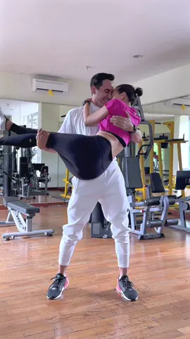 Abis olahraga sama beybienya iseng-iseng cobain challenge ini, enteng kan aku beybie? 😆😘 #dariusdonna #couplechallange #justus #couple #Love #youandme #tiktok #tiktokindonesia #foryou #fyp #foryourpage #happy 