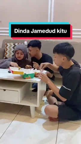 Ahh barudak sugan teh @dindafirtiany jeng @dikingo mawa ( cikeun ) teh jang urang hanas di habek we #mukbang #komedian 