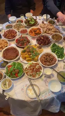 During the New Year's Eve celebration, Chinese families traditionally have a reunion dinner, which is a special occasion for spending time together. In Nanning, Guangxi, dishes like poached chicken, lemon duck, and barbecued pork are considered essential for this dinner. What are your must-have dishes for the New Year's Eve dinner? #除夕夜 cr. -里央