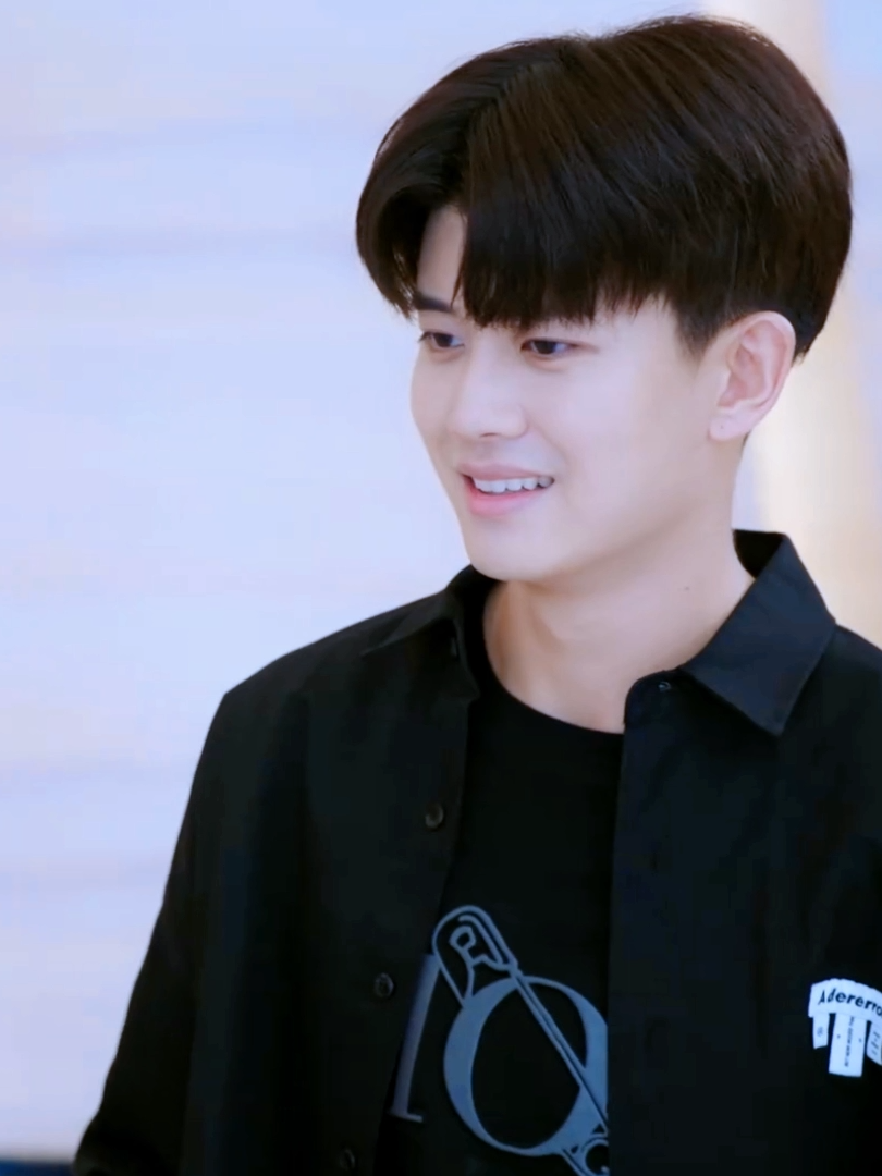 She is so cute~#乌鸦小姐与蜥蜴先生 #misscrowwithmrlizard #renjialun #xingfei #bailu #linyi #chinesedrama #cdrama #cdramalover #foryou #fyp