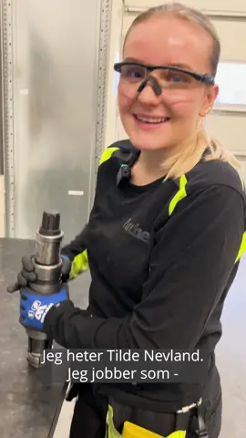 Vil du være med på å skape framtida vår? Gjør som Tilde og velg yrkesfag du også!👩🏼‍🏭💪🏻 Les mer om hvilke muligheter yrkesfag gir deg på dittyrke.no 🫵🏻 #yrkesfag #fagarbeider #dittyrke #karrierevalg #studievalg #vgs #industrimekaniker #industri #industriarbeider #utdanning #fagbevegelsen #fagbevegelsetiktok #fagorganisert #jobbhverdag #lo 