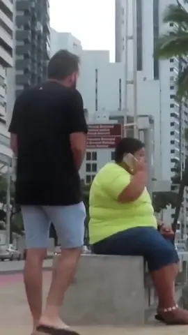 Ainda bem que ela nao pediu ajuda pro camera man