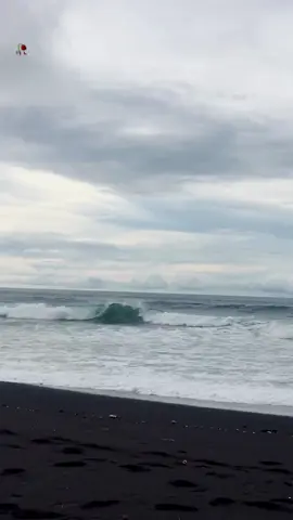 berisik ombak lebih tenang dari pada manusia. #luarbiasa #ombak 