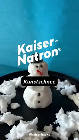 Es ist Winter, kalt und sonnig, aber wir vermissen den Schnee. Falls Ihr mit Euren Kindern einen Schneemann bauen möchtet, haben wir einen coolen #Kaiserhack für Euch. Aus 500 g Kaiser-Natron®, 500 g Salz sowie 2 EL Wasser und 3 EL Flüssigseife lässt sich Kunstschnee zaubern. Einfach alle Zutaten miteinander verkneten und los geht der Schneespaß. Luftdicht verpackt hält sich der Schnee wochenlang. Wir wünschen Euch viel Spaß im Schneeparadies! 
 #kaisernatron #kaiserhacks #natron #nachhaltigkeit #zerowaste #kinder #spielen #basteln #bastelnmitkindern #spielzeug #toys #kreativ #kreativmitkindern #schnee #schneemann #legendepulver
