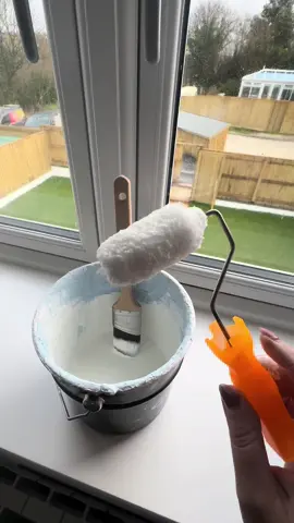 New SKINNY MINI roller by Arroworthy comes in handy when snagging new builds 😁 #howtodecorate #diyproject #decorating #snagging #newbuild #paintinganddecorating #diydecorating 