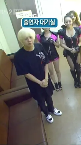Thời trẻ trâu của Anh G Thìn 🤣 đứng cùng girl group khép nép ghê 🤣 #gdragon #xxxibgdrgn #kwonjiyong #gd #kingofkpop #peaceminusone #bigbang #fyp #trending #fypシ #viral #dance 