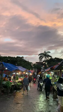 “Senja mengajarkan kita bahwa keindahan tak harus datang lebih awal.” #pasarblimbing #malang #kotamalang #fyp 