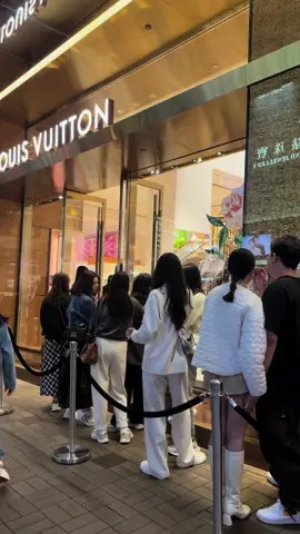 Passing by LV around 9pm yet the line is still long ##shopping  #crazyshoppers #hongkongshopping 