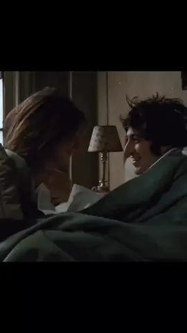 _ Əsl sevgi ehtiras bitdikdən sonra başlayan duyğudur. _- Ehtiras bitmirsə bəs_ _- Bitir. Mütləq bitir. Əvvəlcə gözlərində_ sonra əllərində_ sonra bütün bədənində bitməyə başlayır. Axı adam doyduqdan sonra fərq eləmir yediyi şorba idi_ ya kabab. O gələn dəfəki aclığa qədər hiss olunmuyacag. Sonra yenə gözü süfrəndə gəzəcək._- Sadiq olan kimdir bəs- Sadiq olan doyduğu anlardakı toxluğunu ac ikən xatırlaya biləndir. Həyat süfrəsinə nə qoyubsa ona təşəkkür edəndir. _- Mən heç vaxt bilməyəcəm sevir ya yox-Doyduqdan sonra belə səni xatırlayırsa_ bir də aclığında yalnızca səni istəyirsə_ deməli_ sevir. Ehtiras kişiylə qadını bağlayan ən güclü_ amma ən incə ipdir. Səni istəkli edir_ amma dəyərli edən sənin anlayışın_ sevginizi sevdirməyindir._Gerçək sevgi bir-birinin bədənin dilini biləndən sonra belə yenə sənin nəfəsinlə ruhunu tamamlayandır_