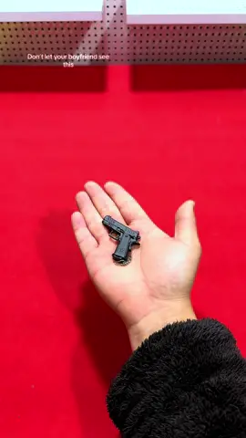 There isn’t a man who wouldn’t love to have a toy gun like this,is there?