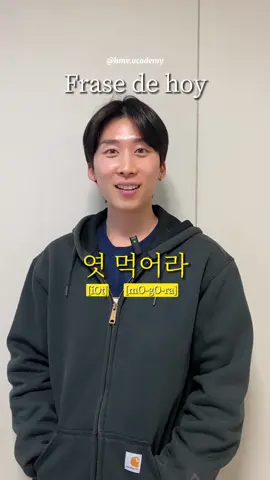 Frase de hoy🙋‍♂️ 엿 먹어라 [yOt mO-gO-ra] 엿 es un dulce tradicional coreano pero usamos para decir f**k u y eso en coreano se dice 빠큐[pa-khiu] O sea, 엿 es una palabra más suave para decirlo! 🤣😅 y 먹어라 es coma  Con nosotros así puedes aprender coreano super divertido🤭🔥 Si te gusta nuestro contenido, compartelo! #fyp #aprendercoreano #idiomacoreano 