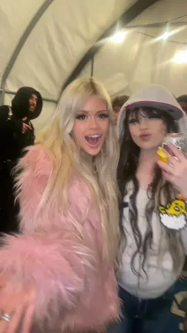 she’s so beautiful and so sweet AHHHH