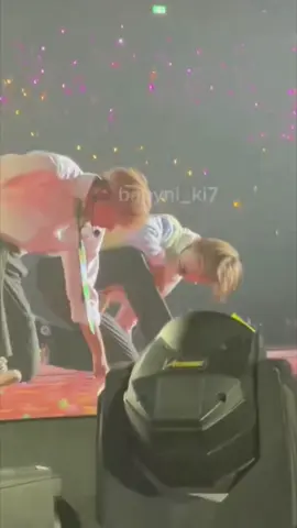 เราดูคลิปนี้แล้วอีโมมากๆเลยอะ ไม่อยากเห็นศิลปินที่เรารักเจ็บป่วยเลย อันนี้เหมือนน้องเจย์จะหน้ามืดตอนทิ้งตัว แล้วดูนิกิน้องดูกังวลเป็นห่วงเจย์ฮยองมาก มองฮยองตลอดเลย🥺💖 #jay #ni_ki #enhypen #fyp #เอนไฮเพน 