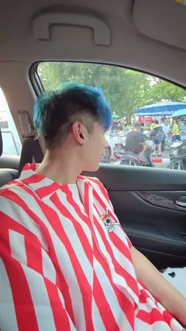 ผมรอคนมาซื้อขนม HIYO JELLY ของพวกเราที่หน้าโรงเรียน 55555 กิจกรรม เดือนแห่งความรัก  กับ 