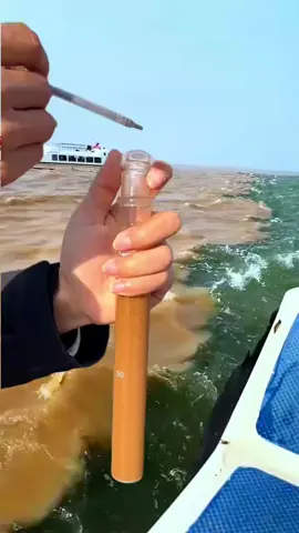 Keduanya bertemu, namun tak bisa bersatu karena perbedaan. 😭 Perbedaan salinitas, suhu, kerapatan air, massa jenis, dan adanya tegangan permukaan. Via IG exploredolan.id Video by Johny