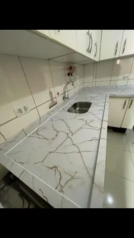 MARMORE CALLCATA ORO FOSCO! ENVELOPAMENTO DE PIA COM REVESTIMENTO VINIL AUTO ADESIVO LAVÁVEL E RESISTENTE ! . . . . #danenvelopamentos #envelopamentoprofissional #envelopamentodemoveis #envelopamentodepia #marmorecalacatagold #alltakdecor #revestimentoadesivo #arquiteturadeinteriores 