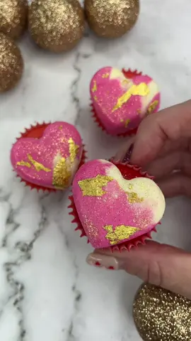 Mini love hearts 💕✨💖 Save this idea for your #valentine  Pipe a multicoloured swirl of buttercream into a silicone heart mold 💖 Sit your mini cupcakes on top (facing down) Freeze for 20 minutes 🥶  Carefully push out of the mold   Decorate with gold prism powder and gold leaf ✨💛 #cupcake #cakedecorating #valentinesbaking #lovehearts #cupcakedesign #cakedbyrach 