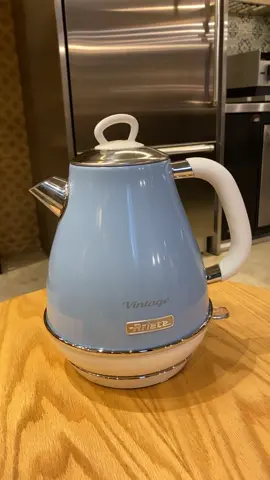 O corpo metálico, os tons e as características retrô fazem da chaleira Ariete Vintage um elemento de decoração da sua cozinha, além da funcionalidade de ponta. | R$449,00 | Potência: 1850W  Voltagem: 220V Capacidade: 1,7 litros Base com giro de 360°: Sim Filtro removível para chá de ervas: Sim