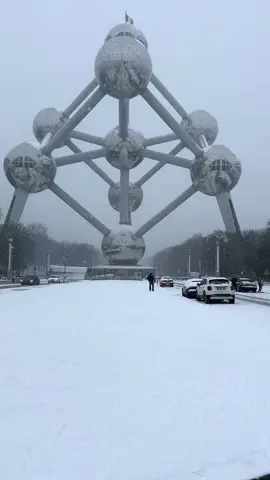 Atomium durante a neve ❄️⛄️🇧🇪  #atomium #neve #bruxelas #belgica #inverno #belgique #bruxelles #europa #europe #ue #br 