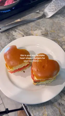 surpise your bf with these heart shaped burgers 😍🫶  #ValentinesDay #heartshapedburgers #burgers #vday #Relationship 