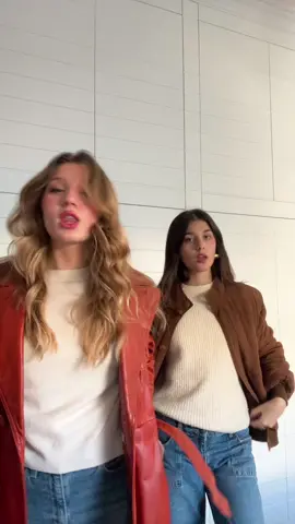 👩🏻‍🤝‍👩🏼