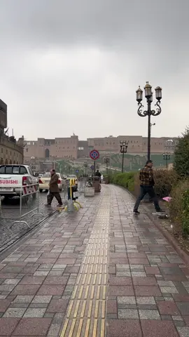 البرد البرد ❄️💨🌨️🌩️ الواحد ميكدر يطلع برة بس الاجواء تجنن #اربيل #كوردستان🇭🇺 #العراق #سوق #القلعة #explore #اكسبلور #النافورة #viva #video 