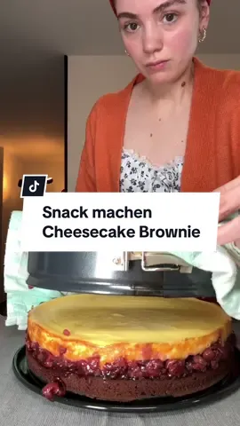 Cheesecake Brownie 😍 #snack #snackideas #cheesecake #cheesecakerecipe #brownie #brownierezept #schnellersnack #schnellesrezept #tiktokcooking #cooking #melssnack 